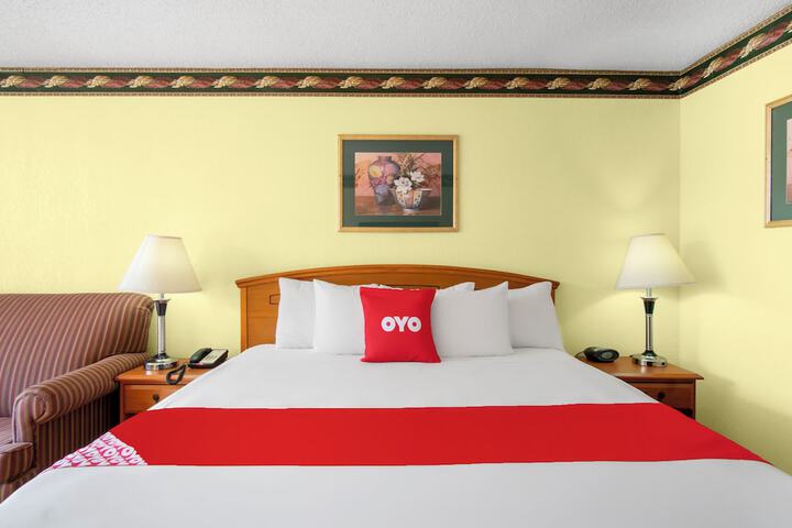1 King Bed (4 of 8)