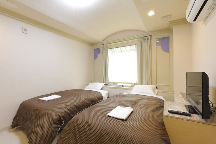 Room 4 of 40