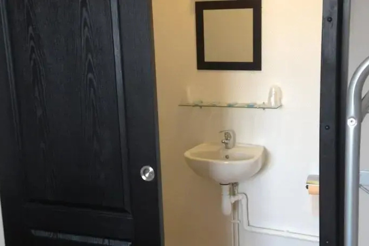 Room 4 of 9