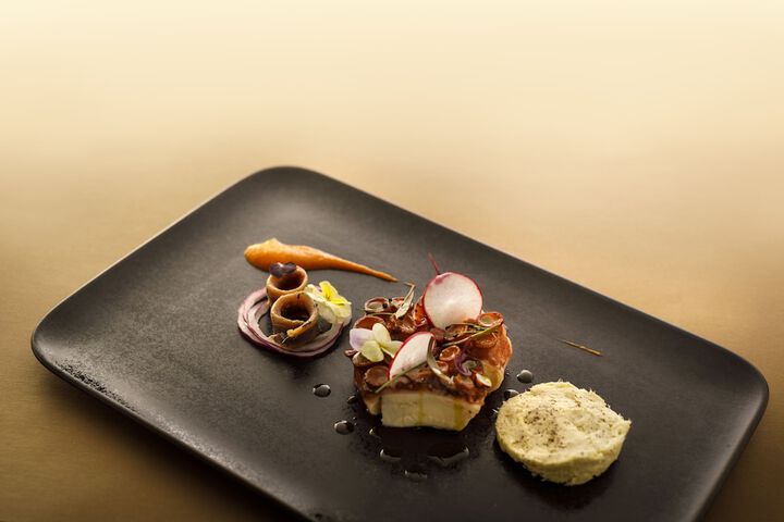 Lounge 27 of 59