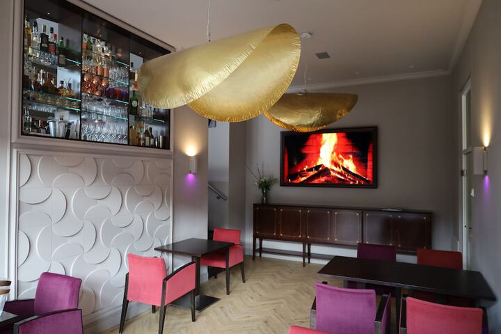 Lounge 26 of 39