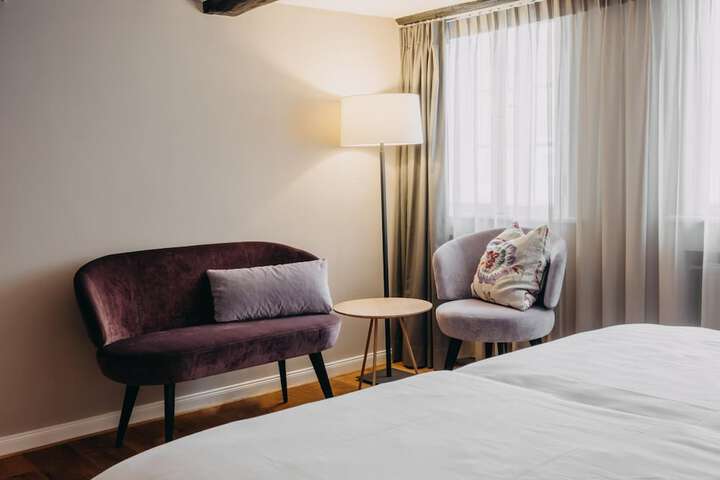 Room 9 of 33