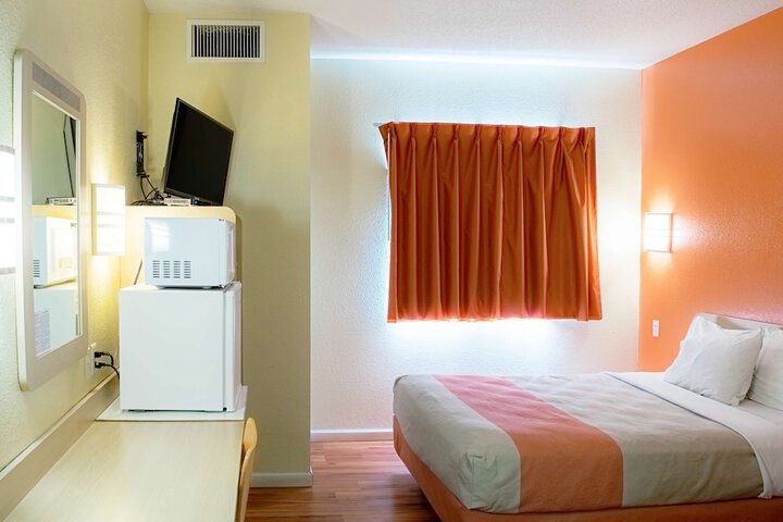 1 Queen Bed (9 of 11)