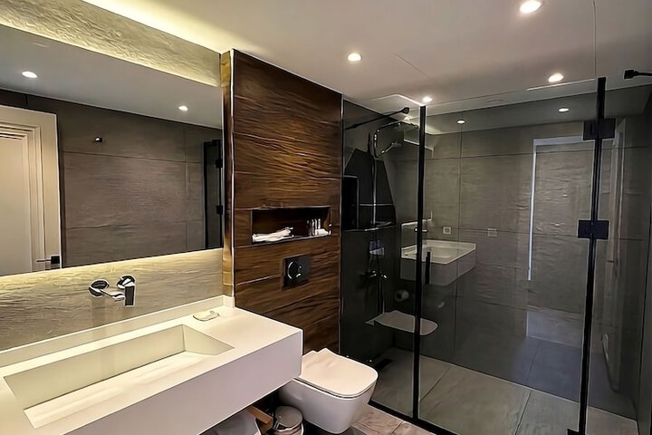 Room 33 of 65