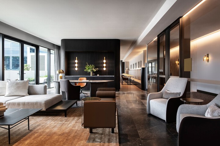 Lounge 79 of 90