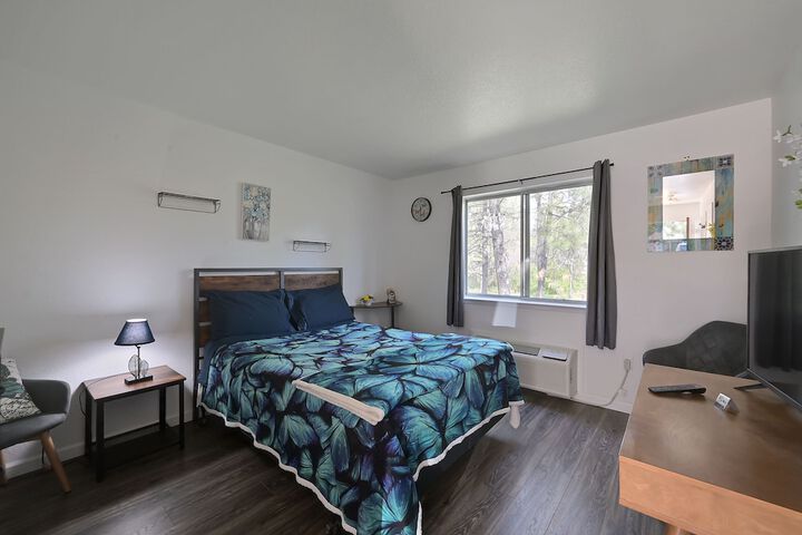1 Queen Bed (80 of 103)