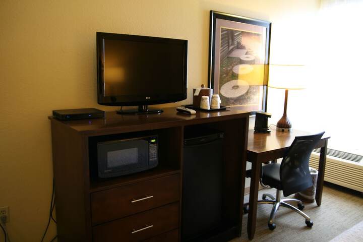 1 Queen Bed Accessible (14 of 18)