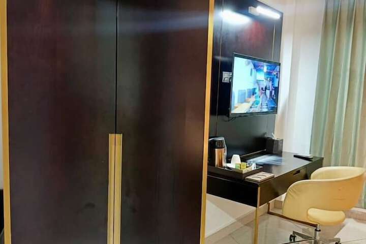 Room 30 of 63
