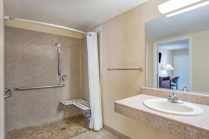 Deluxe King Bed Jetted Tub (9 of 16)