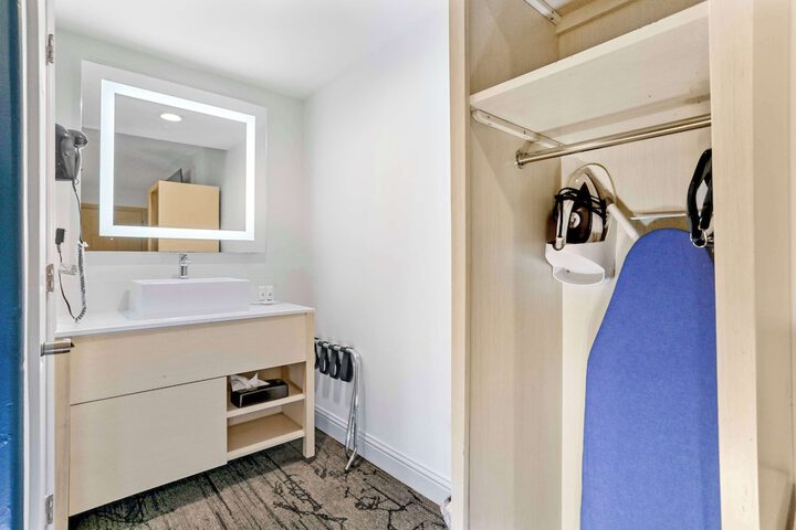 Room 30 of 43