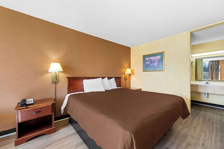1 King Bed (8 of 13)