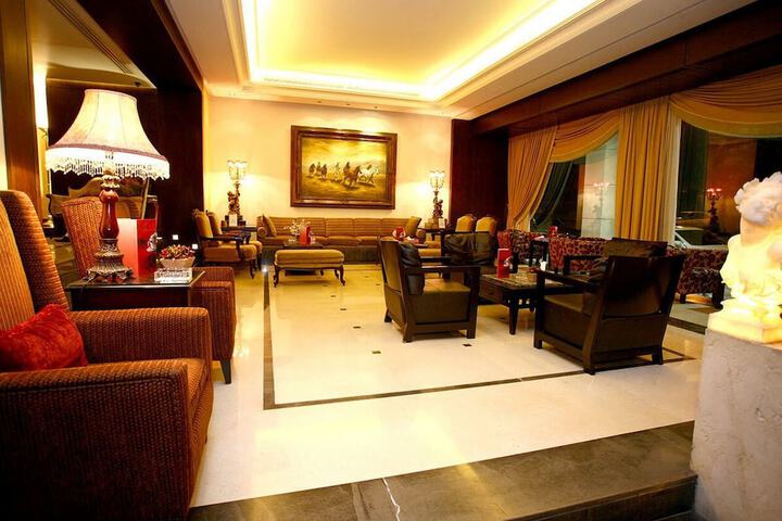 Lounge 87 of 101