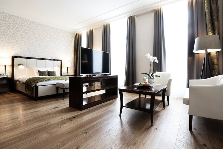 Room 6 of 40