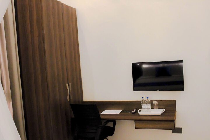 Room 11 of 32