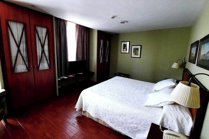 Room 12 of 76
