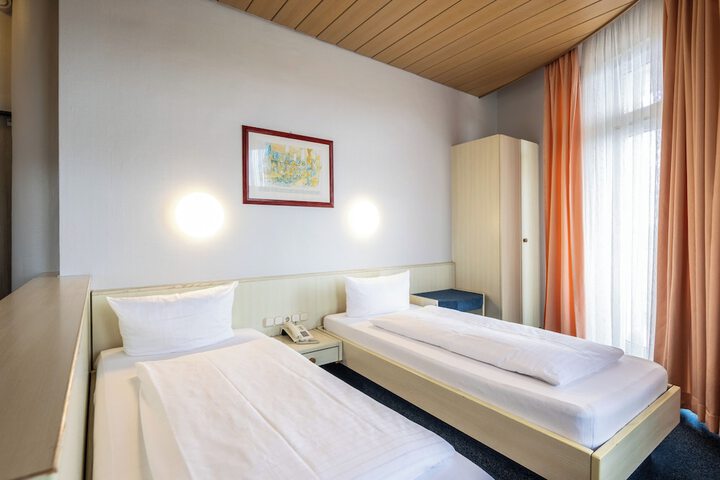 Room 42 of 103