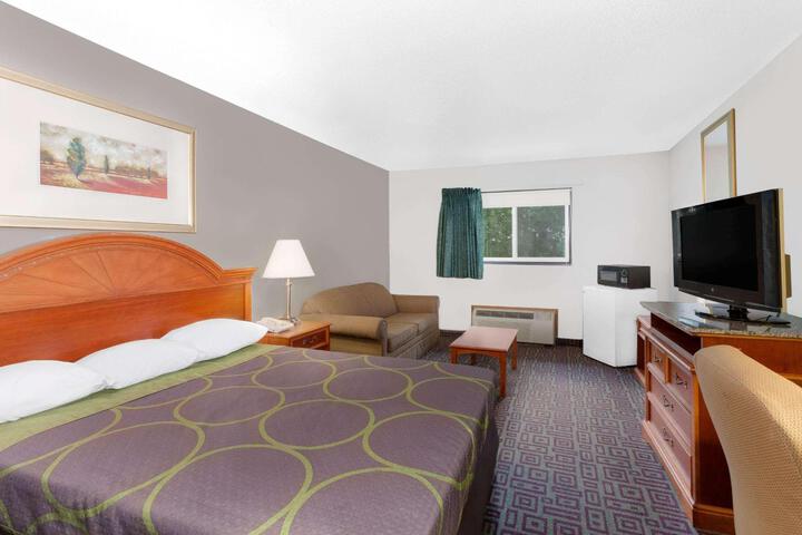 1 Queen Bed (13 of 16)