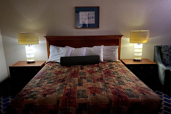 Deluxe King Bed (22 of 30)