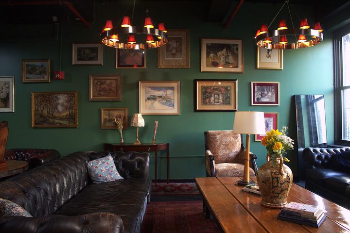 Lounge 19 of 35