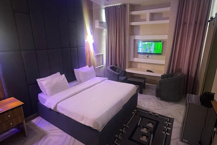 Room 14 of 16