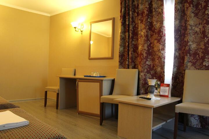 Room 10 of 42