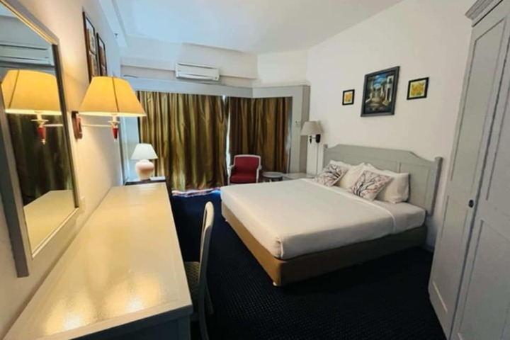 Room 98 of 650