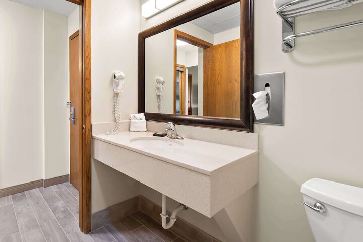 1 King Accessible Bathtub First Floor Microwave, Refrigerator WiFi Continental Breakfast (11 of 23)