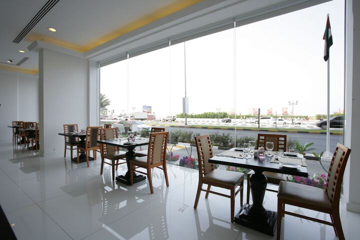 Dining 72 of 96