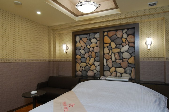 Room 7 of 12