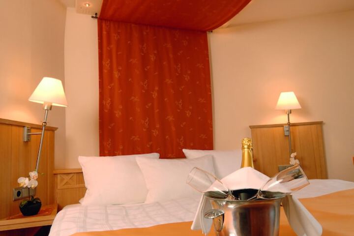 Room 4 of 25