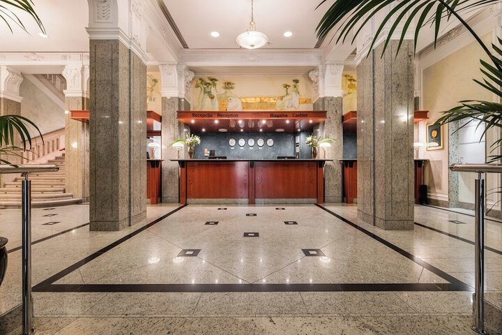 Entrance & Lobby