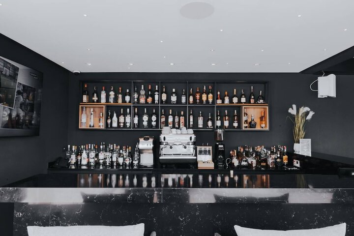 Lounge 72 of 82