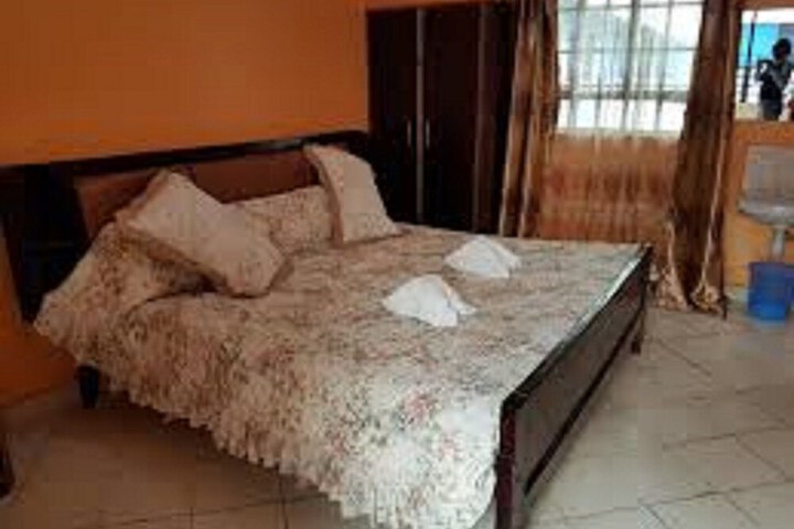 Room 5 of 12