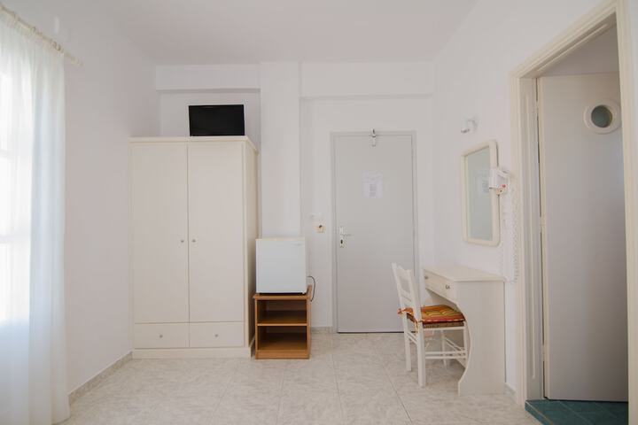 Room 6 of 33