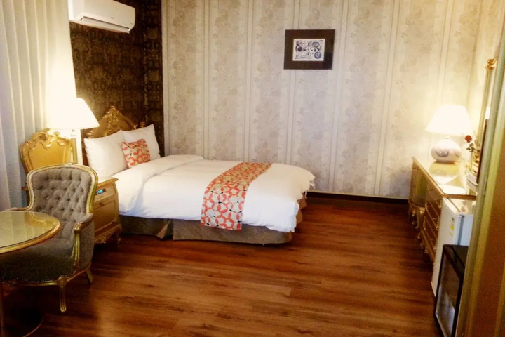 Room 3 of 16