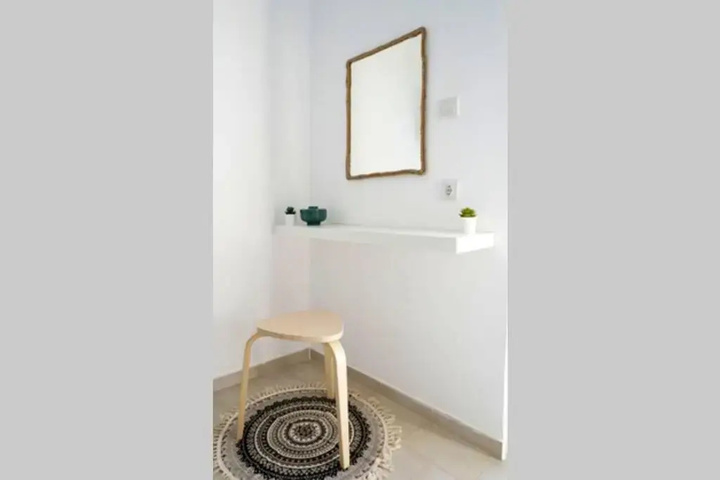 Room 5 of 16