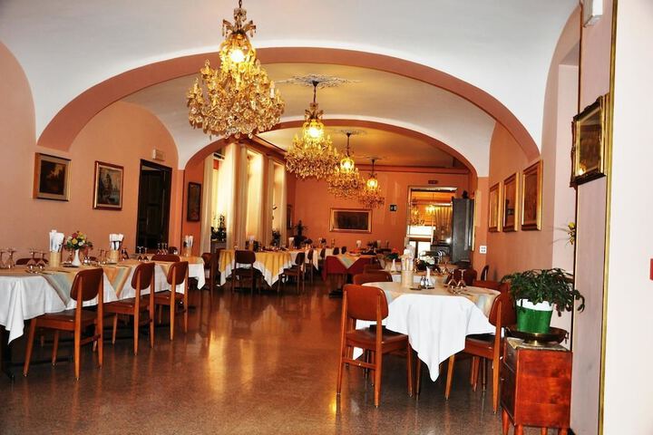Dining 8 of 13