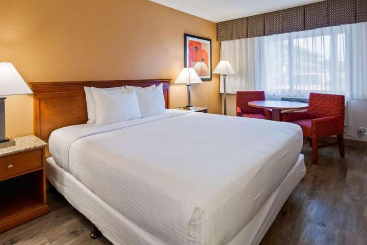 1 King Bed Desk Microwave and Refrigerator WiFi Full Breakfast (8 of 10)