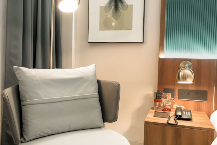Room 7 of 33