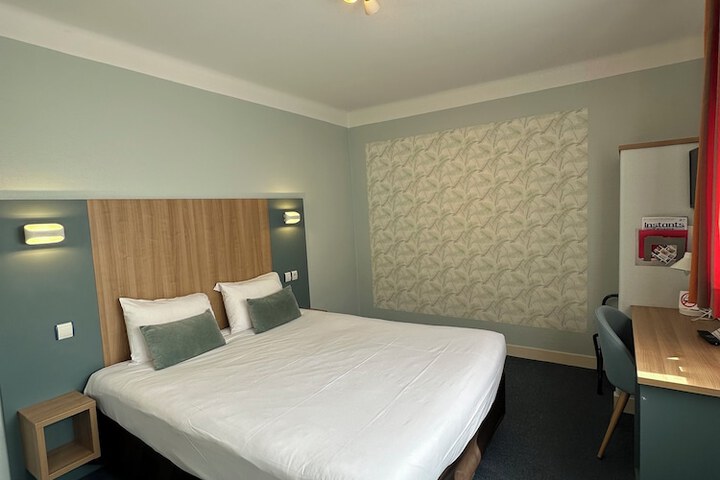Room 9 of 43
