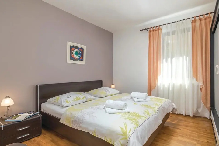 Room 4 of 14
