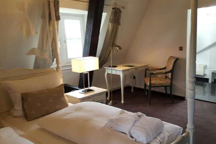 Room 9 of 102