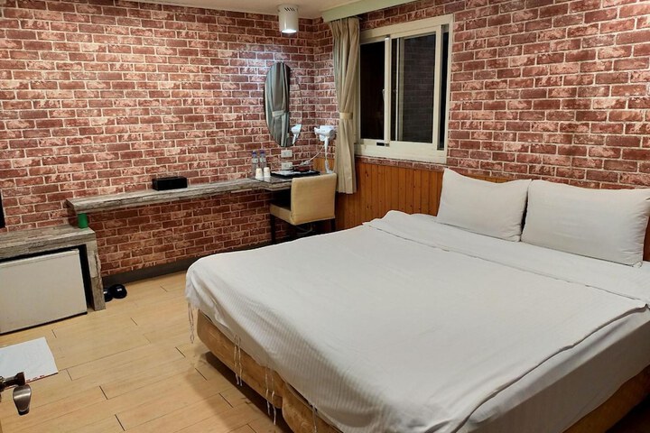 Room 18 of 32