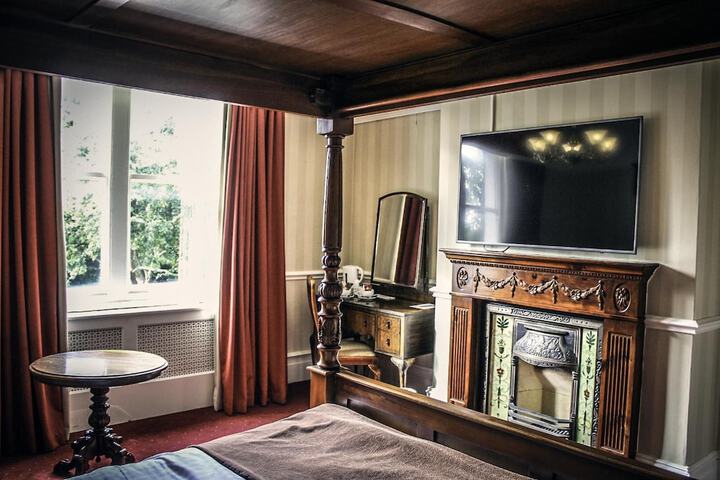 Room 4 of 49