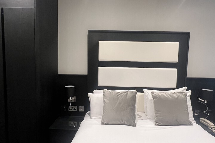 Room 12 of 90
