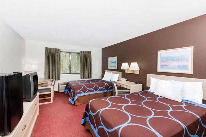 1 Queen Bed (5 of 14)