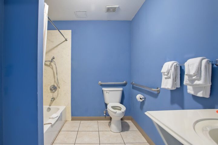 Room 6 of 10
