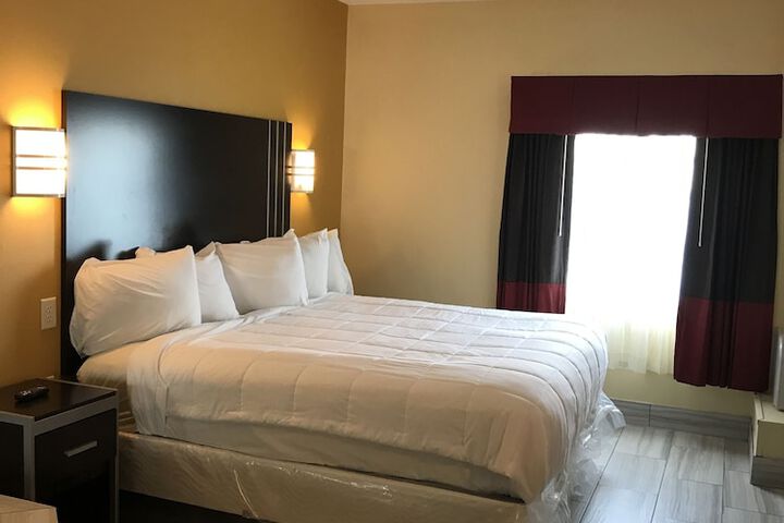 1 King Bed (4 of 15)