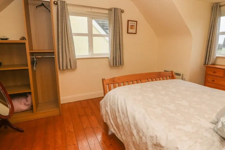Room 4 of 16