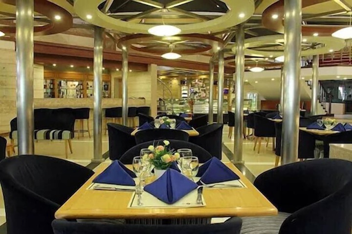 Dining 12 of 27